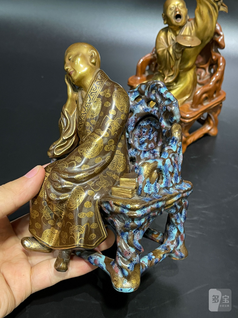 清乾隆 粉彩描金罗汉坐像一对 - 图13